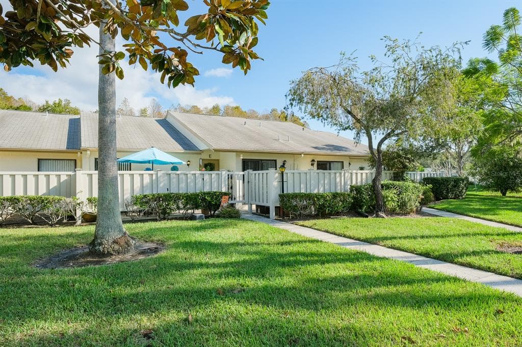1366 PINE GLEN LANE UNIT E TARPON SPRINGS, FL 34688