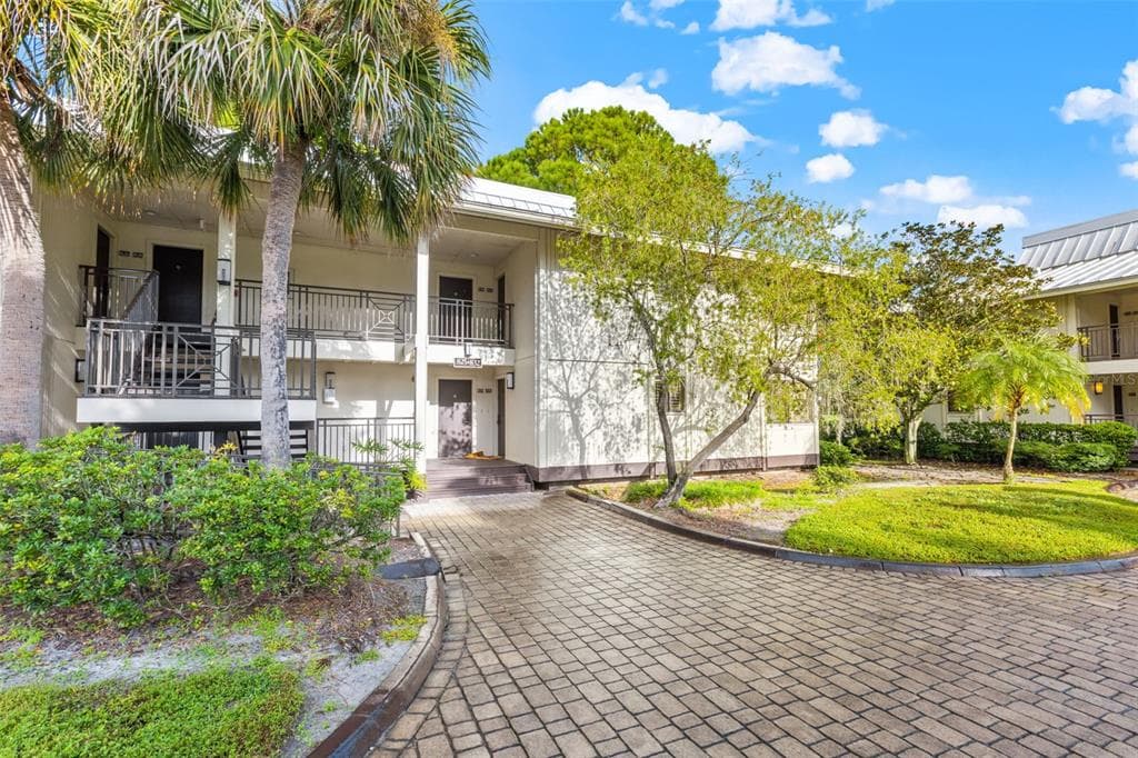 4752 FOX HUNT DRIVE UNIT 830/832 WESLEY CHAPEL, FL 33543