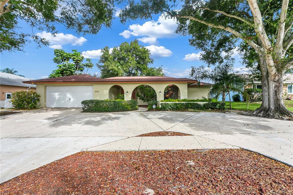 2010 HIDDEN LAKE DRIVE PALM HARBOR, FL 34683