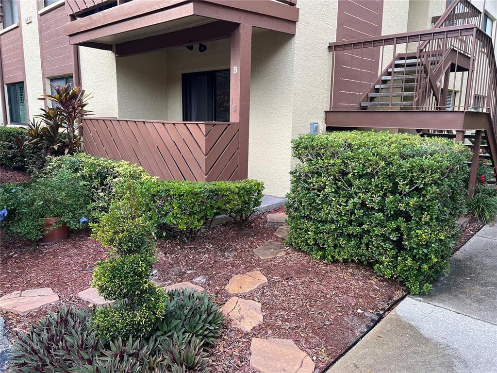 647 YORKSHIRE COURT UNIT B SAFETY HARBOR, FL 34695