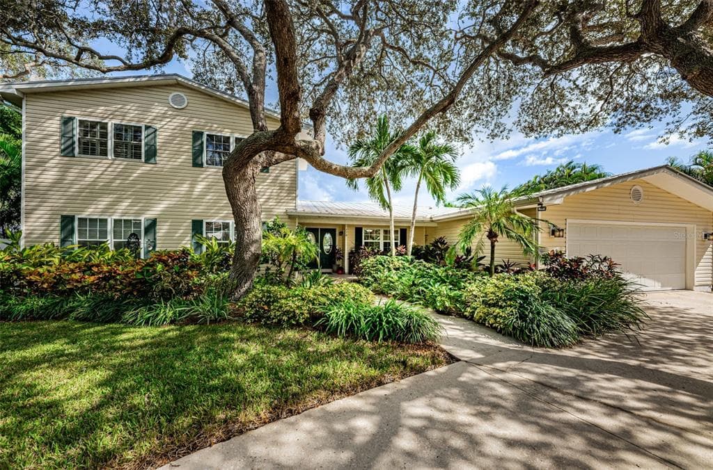 776 CHESAPEAKE DRIVE TARPON SPRINGS, FL 34689