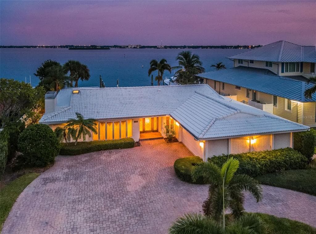 631 HARBOR ISLAND CLEARWATER, FL 33767