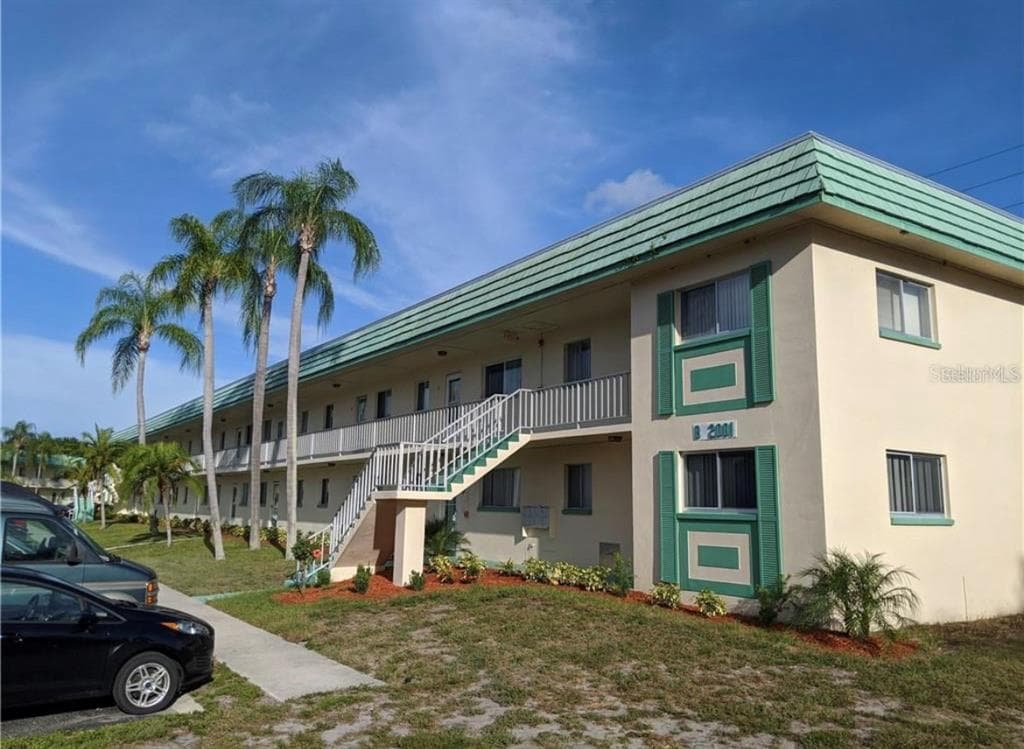 2001 GREENBRIAR BOULEVARD UNIT 13 CLEARWATER, FL 33763