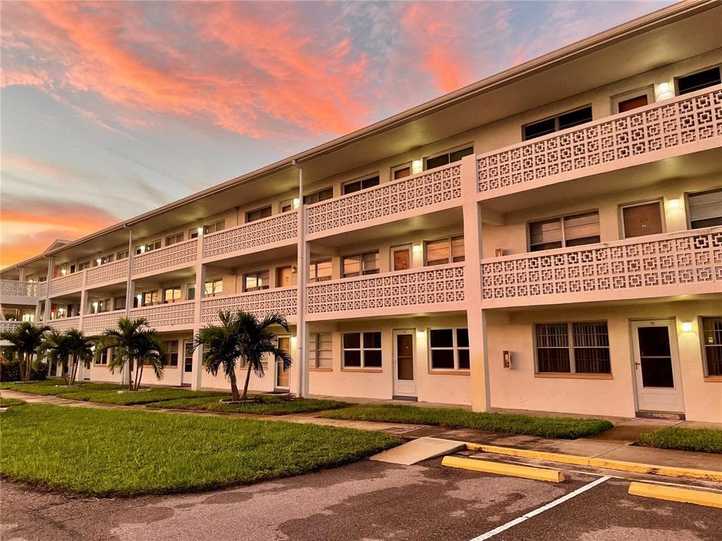 1001 77TH AVENUE N UNIT 306 ST PETERSBURG, FL 33702
