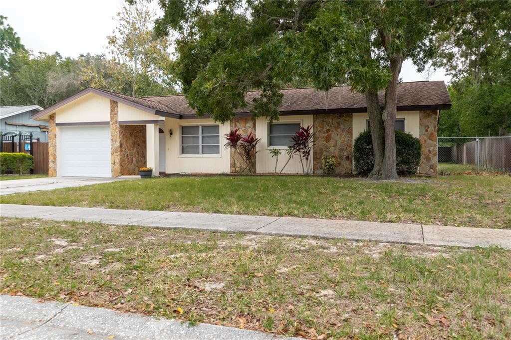 1323 GULFVIEW WOODS LANE TARPON SPRINGS, FL 34689