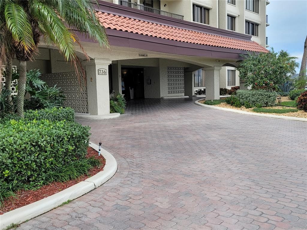 736 ISLAND WAY UNIT 202 CLEARWATER, FL 33767