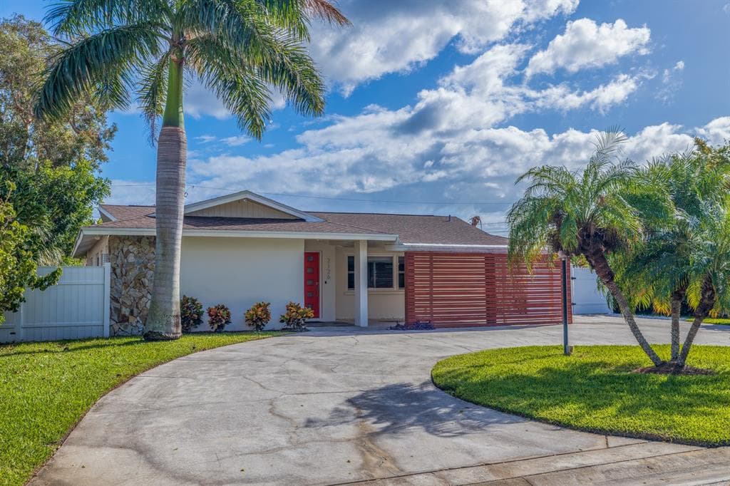 2126 BAYOU GRANDE BOULEVARD NE ST PETERSBURG, FL 33703