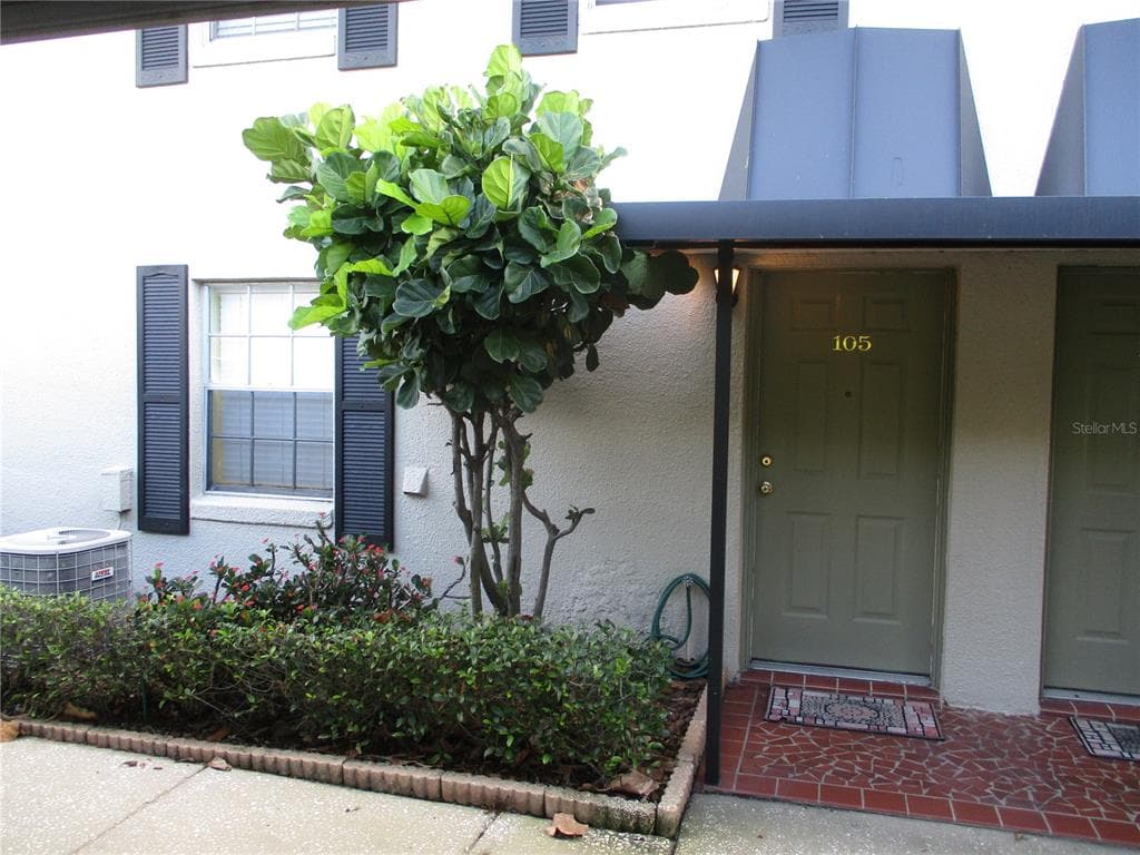 689 LAKE HOWARD DRIVE NW UNIT 105 WINTER HAVEN, FL 33880
