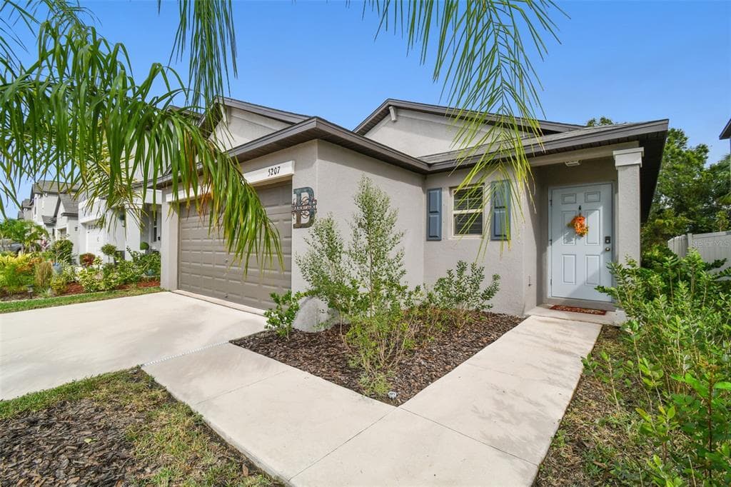 5207 WHITE CHICORY DRIVE APOLLO BEACH, FL 33572