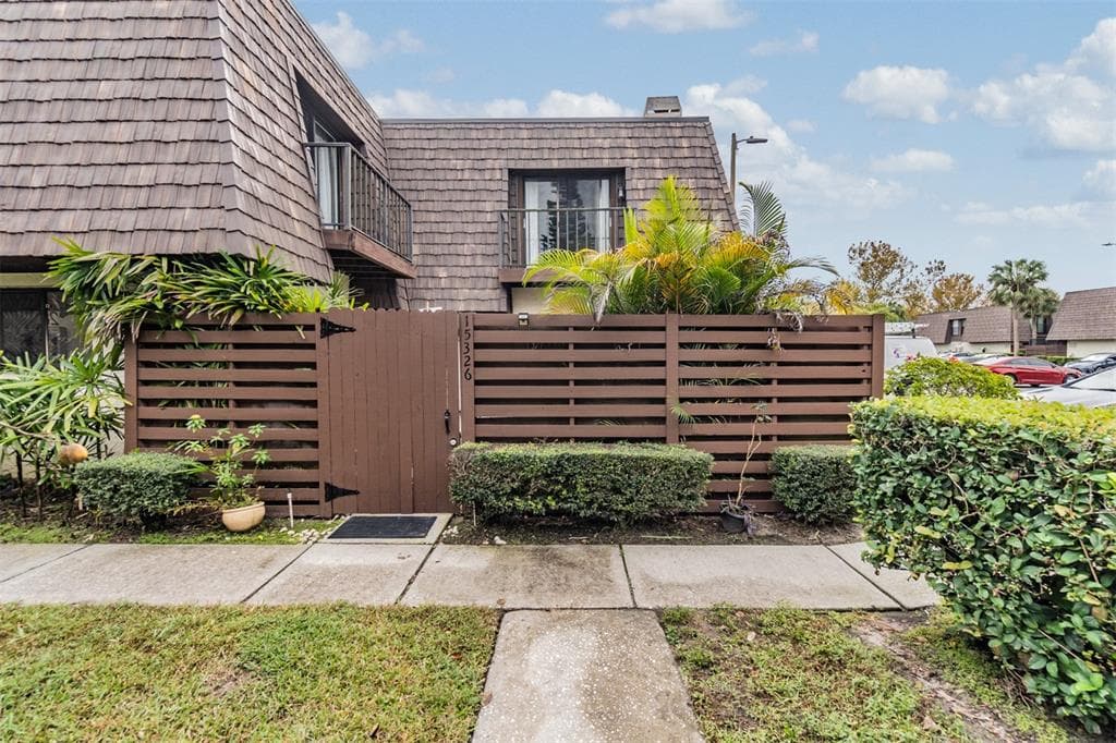 15326 E POND WOODS DRIVE UNIT 15326 TAMPA, FL 33618