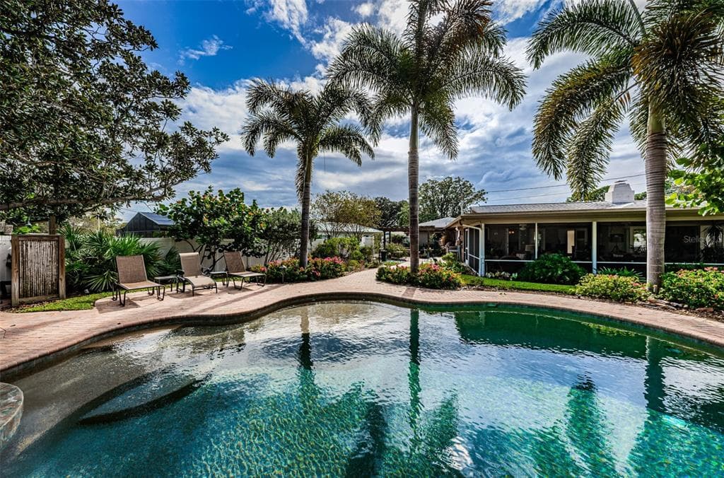 1242 TAYLOR AVENUE DUNEDIN, FL 34698