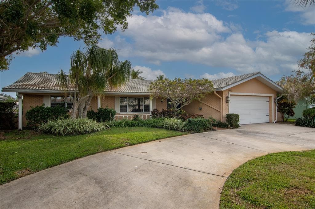 1984 MASSACHUSETTS AVENUE NE ST PETERSBURG, FL 33703