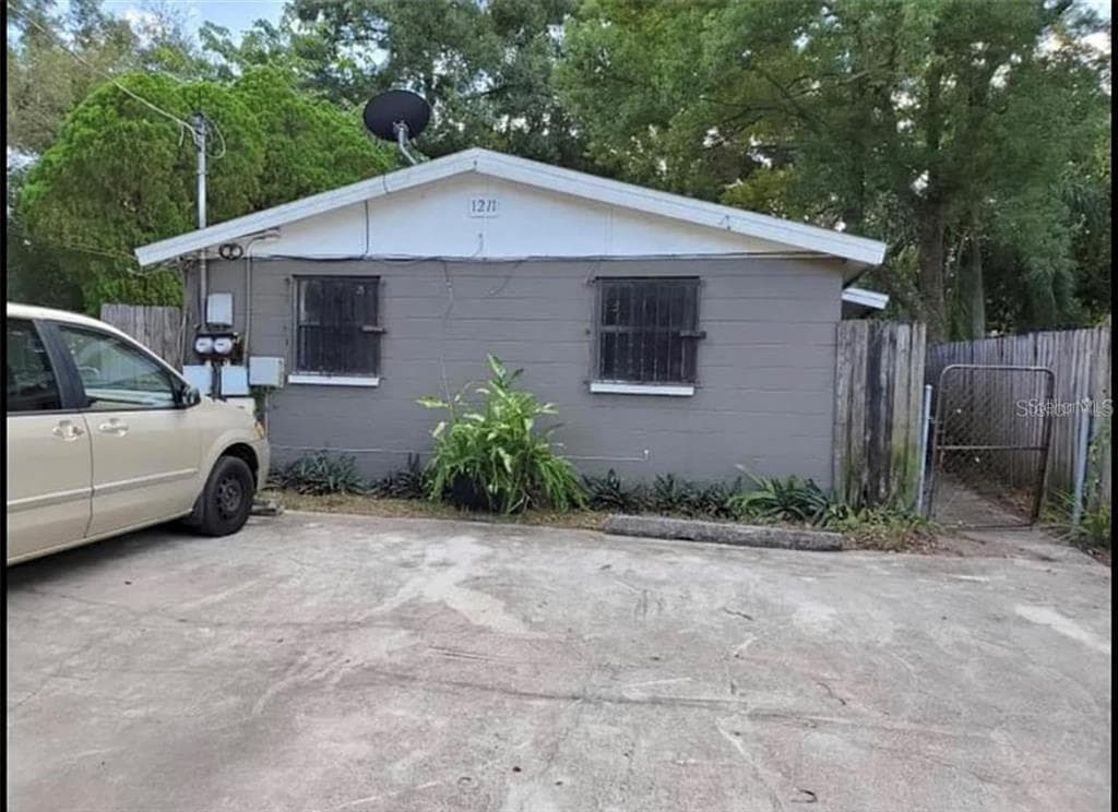 1211 E HOLLAND AVENUE UNIT B TAMPA, FL 33612