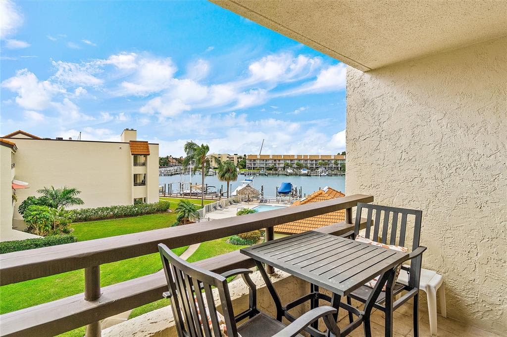 106 1ST STREET E UNIT 204 TIERRA VERDE, FL 33715