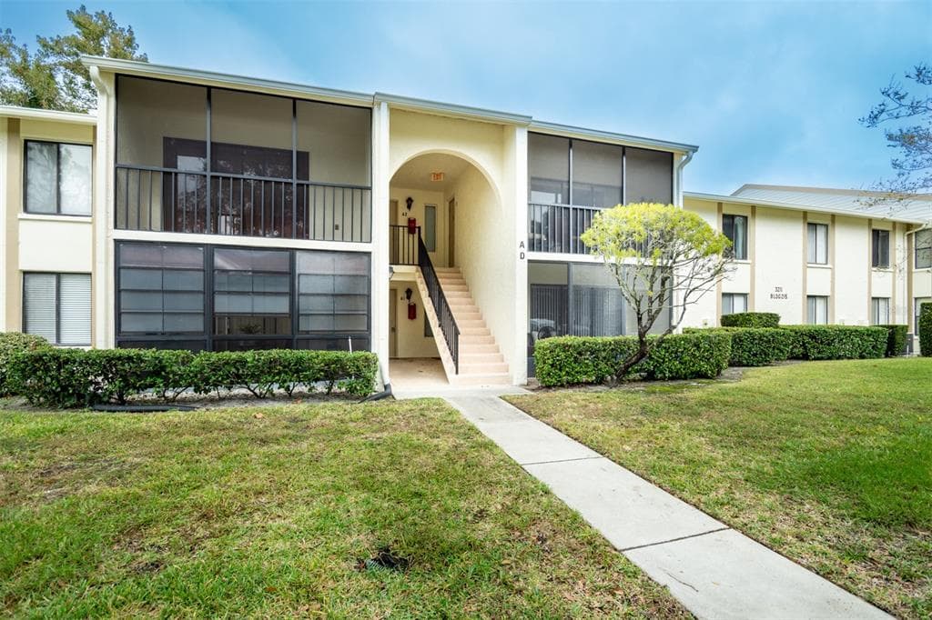 3211 LAKE PINE WAY E UNIT D2 TARPON SPRINGS, FL 34688