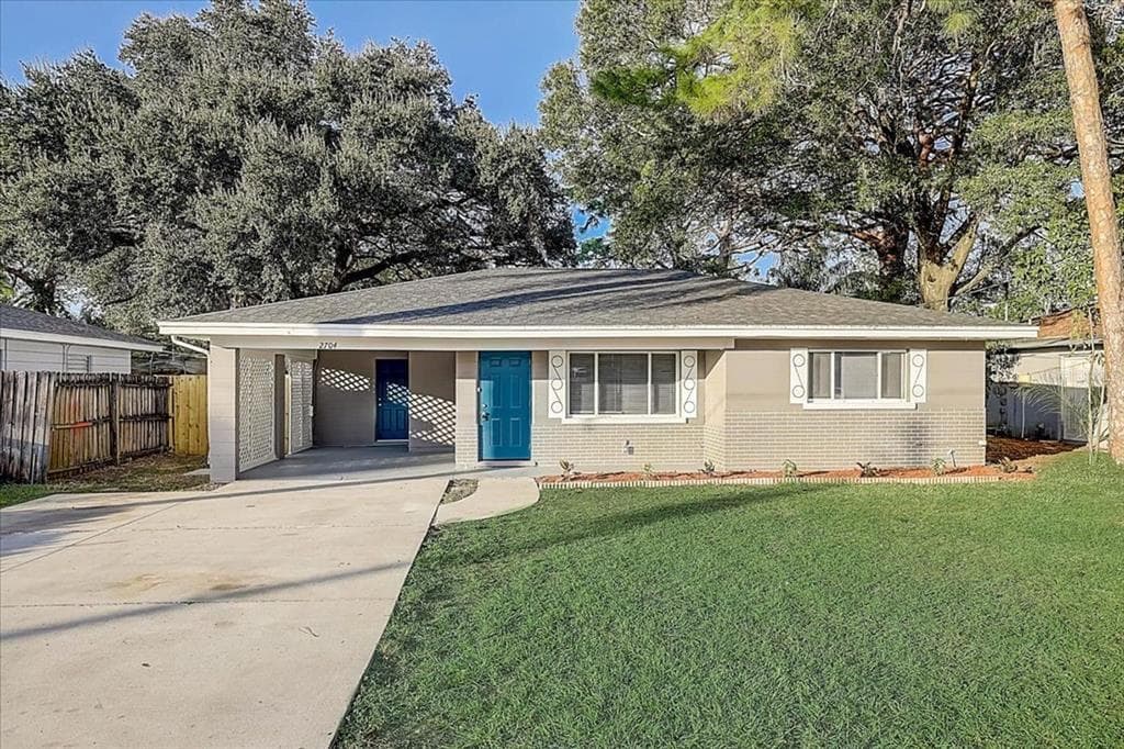 2704 36TH AVENUE W BRADENTON, FL 34205