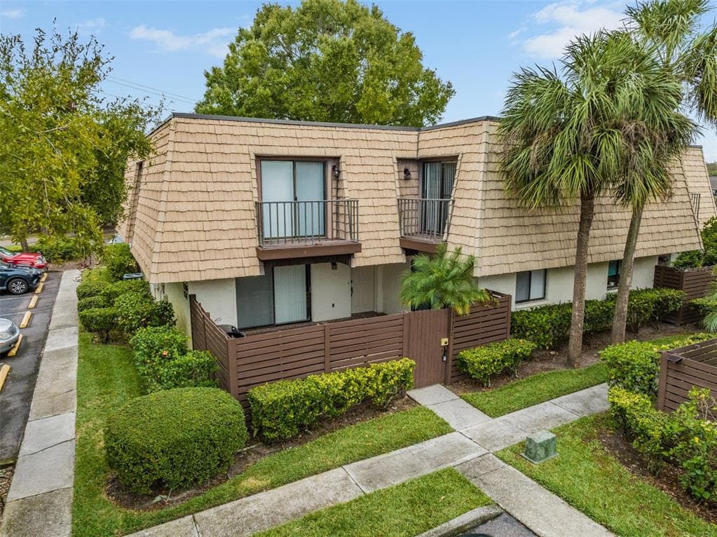 15311 W POND WOODS DRIVE UNIT 15311 TAMPA, FL 33618