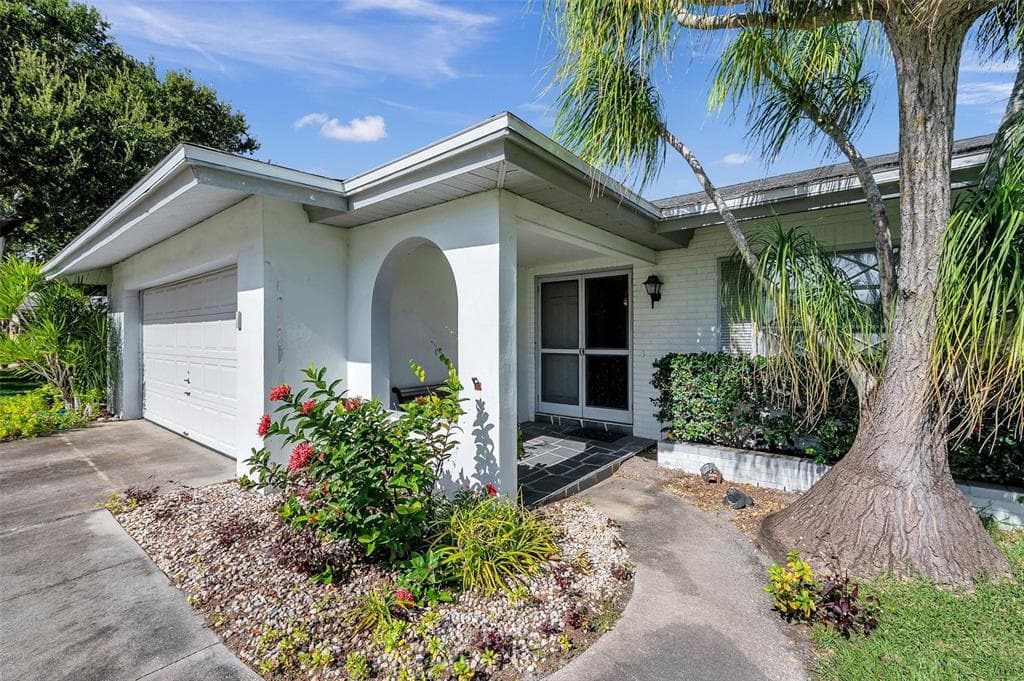 13923 BREWSTER DRIVE LARGO, FL 33774