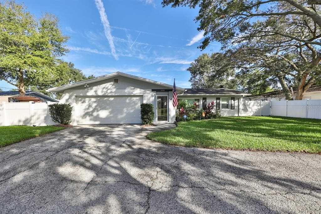 1646 SUNSET POINT ROAD