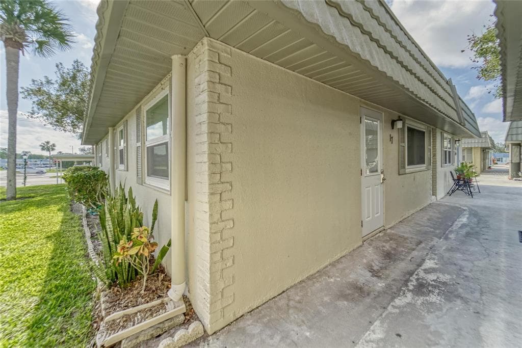 201 KINGS BOULEVARD UNIT 17 SUN CITY CENTER, FL 33573