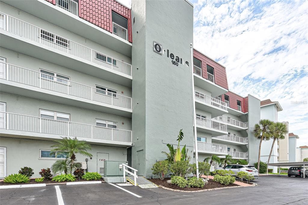 950 TARPON CENTER DRIVE UNIT 105 VENICE, FL 34285