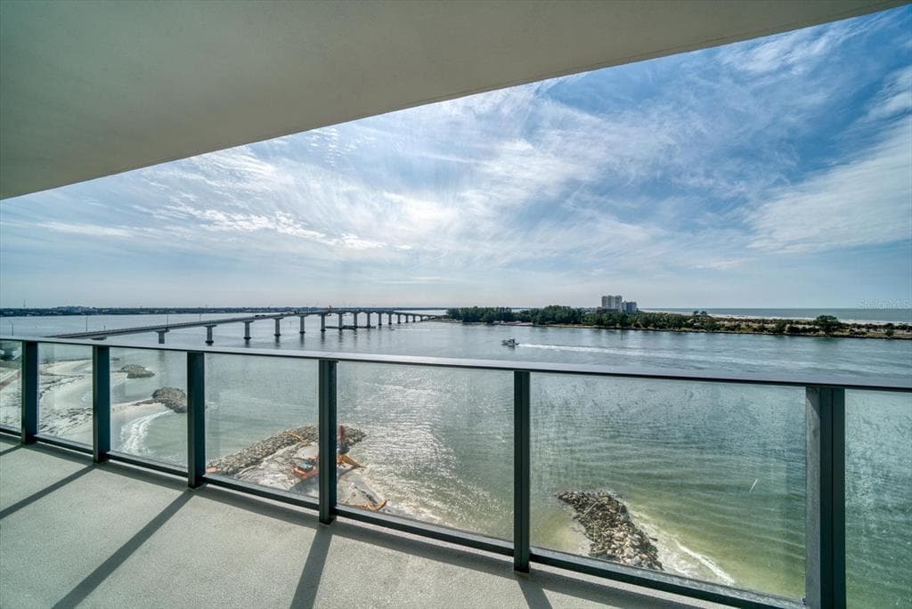 691 S GULFVIEW BOULEVARD UNIT 915 CLEARWATER BEACH, FL 33767