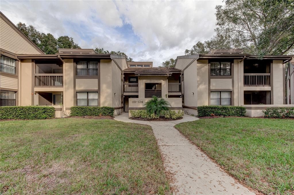 121 WOODLAKE WYNDE UNIT 121 OLDSMAR, FL 34677