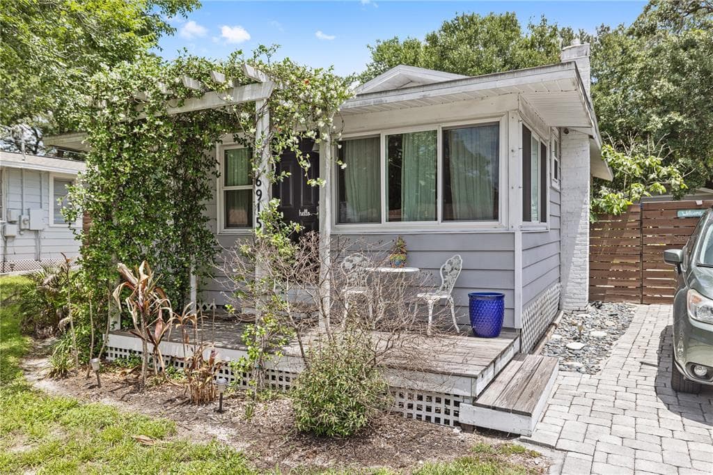 6915 N LYNN AVENUE TAMPA, FL 33604