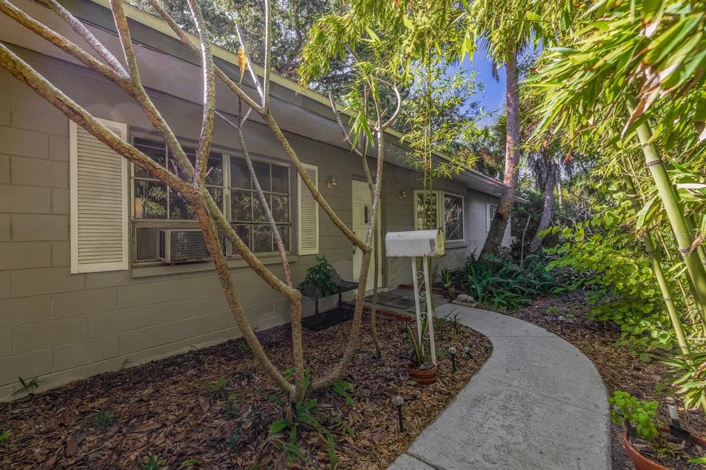 8140 25TH AVE N ST PETERSBURG, FL 33710