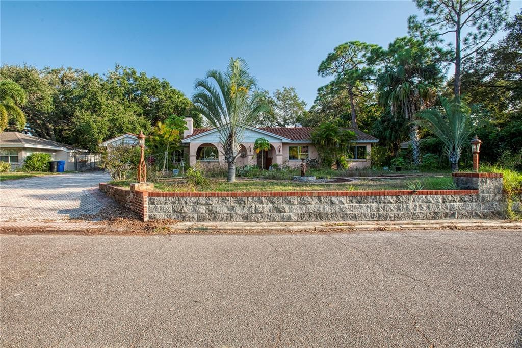 1611 COUNTRY CLUB ROAD N ST PETERSBURG, FL 33710