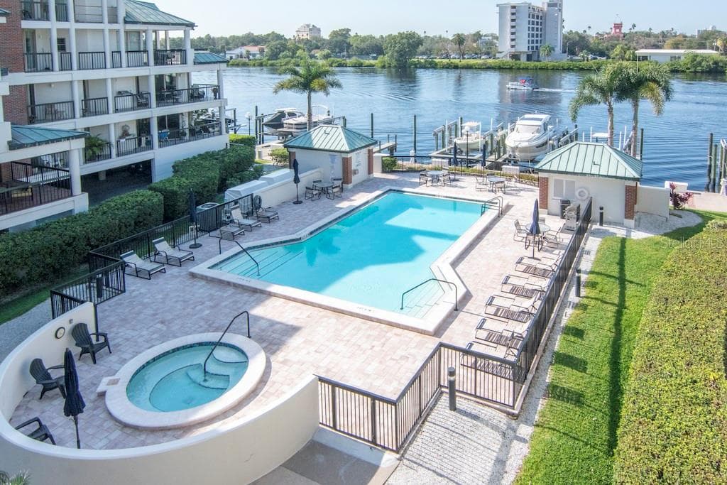 821 SEDDON COVE WAY TAMPA, FL 33602