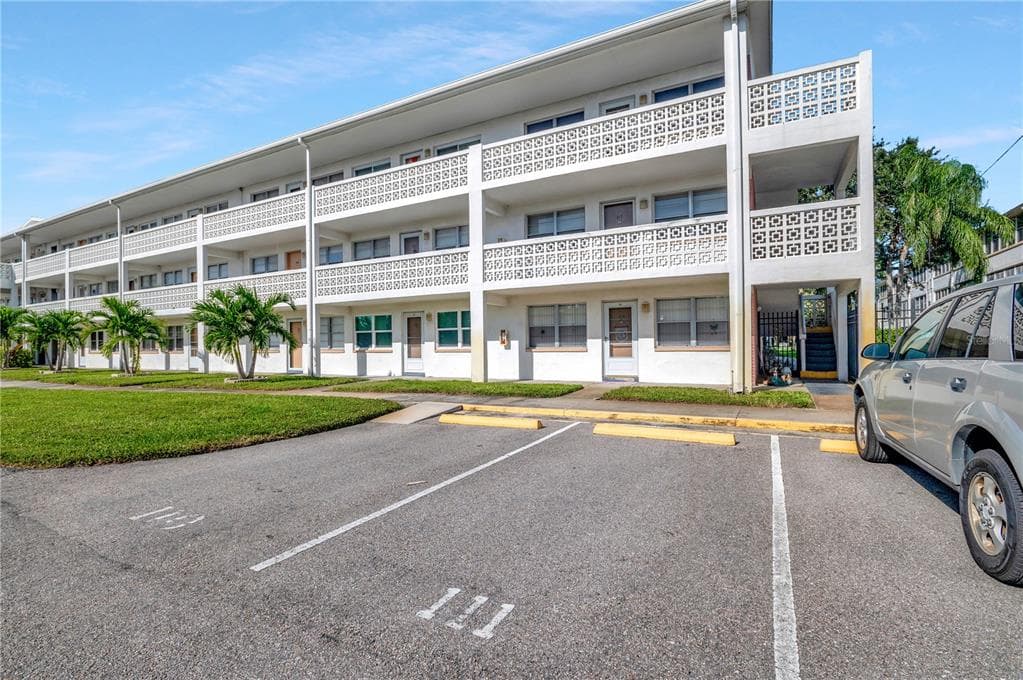 1001 77TH AVENUE N UNIT 111 ST PETERSBURG, FL 33702