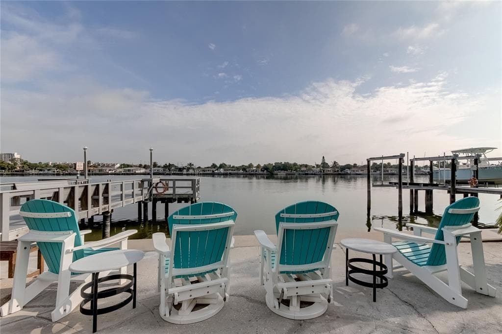 8615 E BAY DRIVE UNIT 4 TREASURE ISLAND, FL 33706