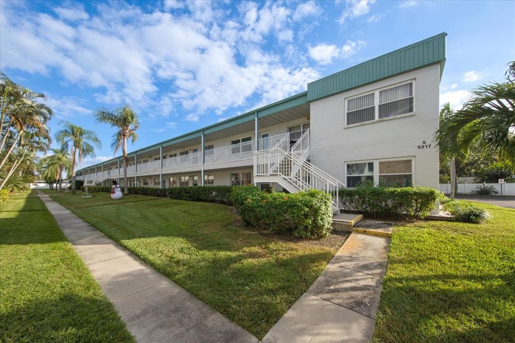 5217 81ST STREET N UNIT 22 ST PETERSBURG, FL 33709