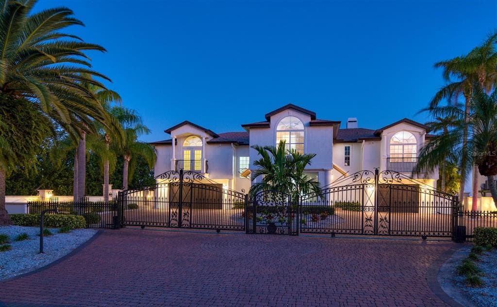 907 HARBOR DRIVE BELLEAIR BEACH, FL 33786