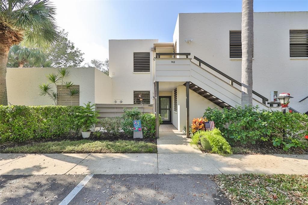 743 OAKVIEW DRIVE BRADENTON, FL 34210