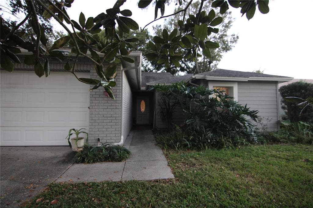 8719 HAMPDEN DRIVE TAMPA, FL 33626