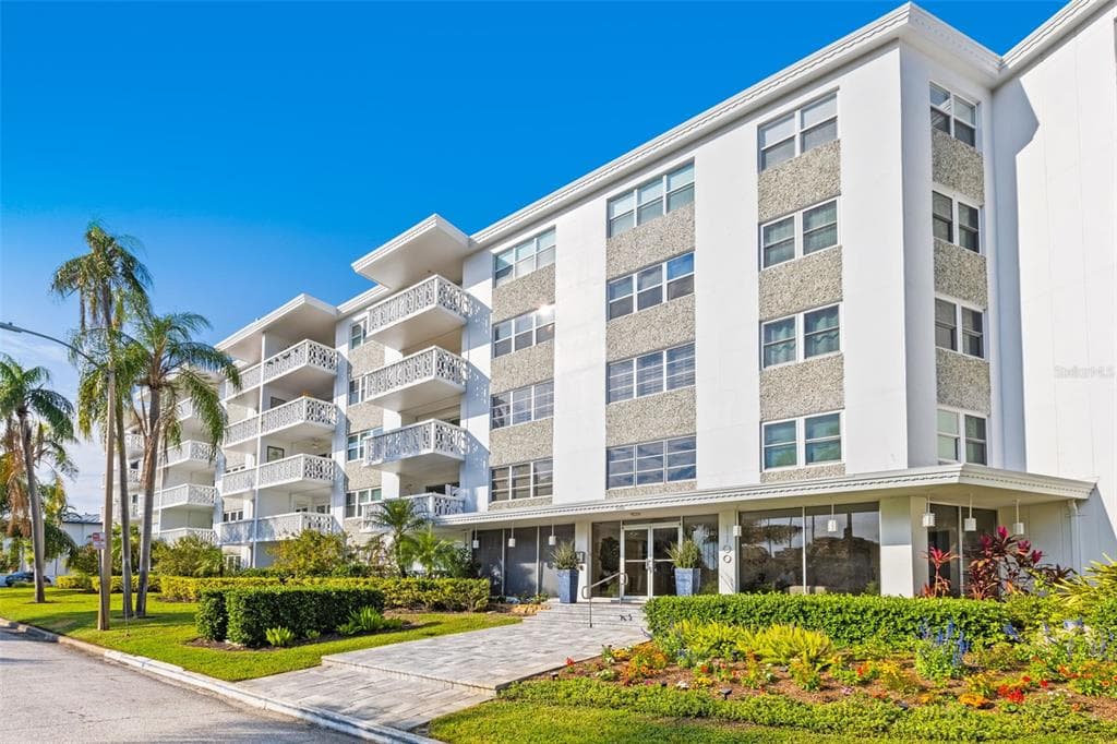 1100 N SHORE DRIVE NE UNIT 207 ST PETERSBURG, FL 33701
