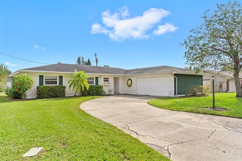 104 HOLMES PLACE WINTER HAVEN, FL 33884