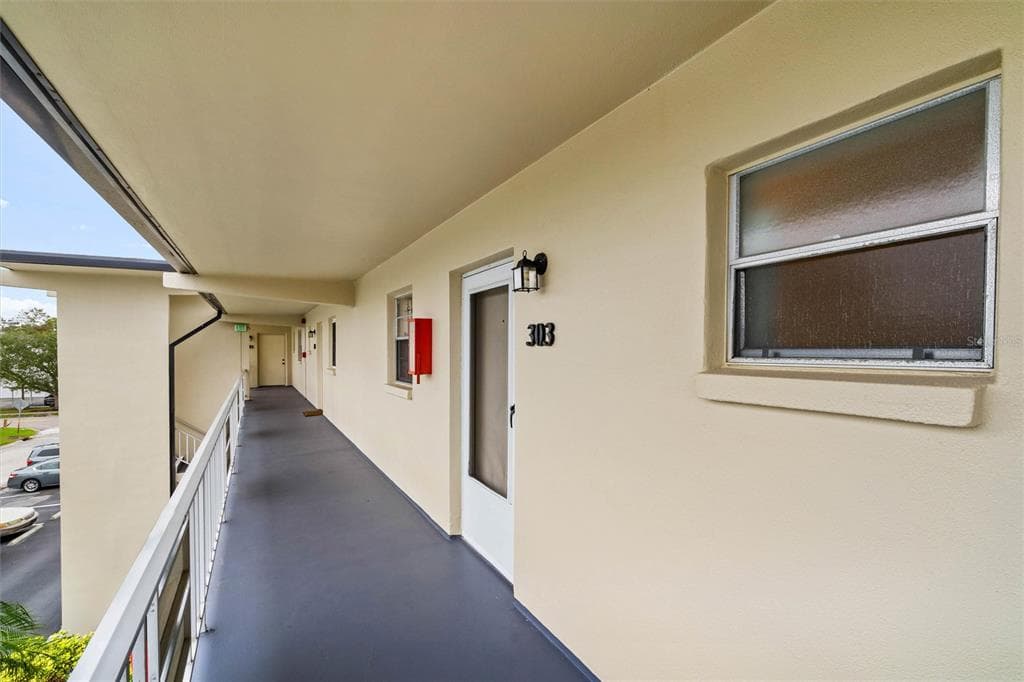 9940 47TH AVENUE N UNIT 303 ST PETERSBURG, FL 33708