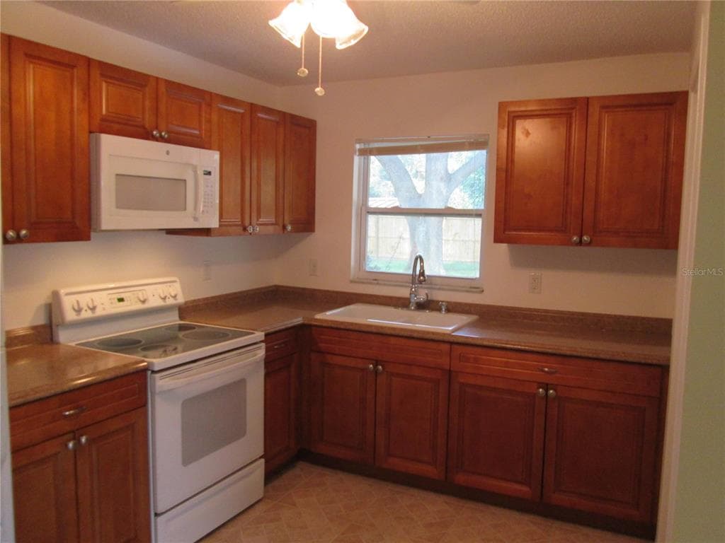 2817 OAKLAWN AVENUE UNIT B LARGO, FL 33771