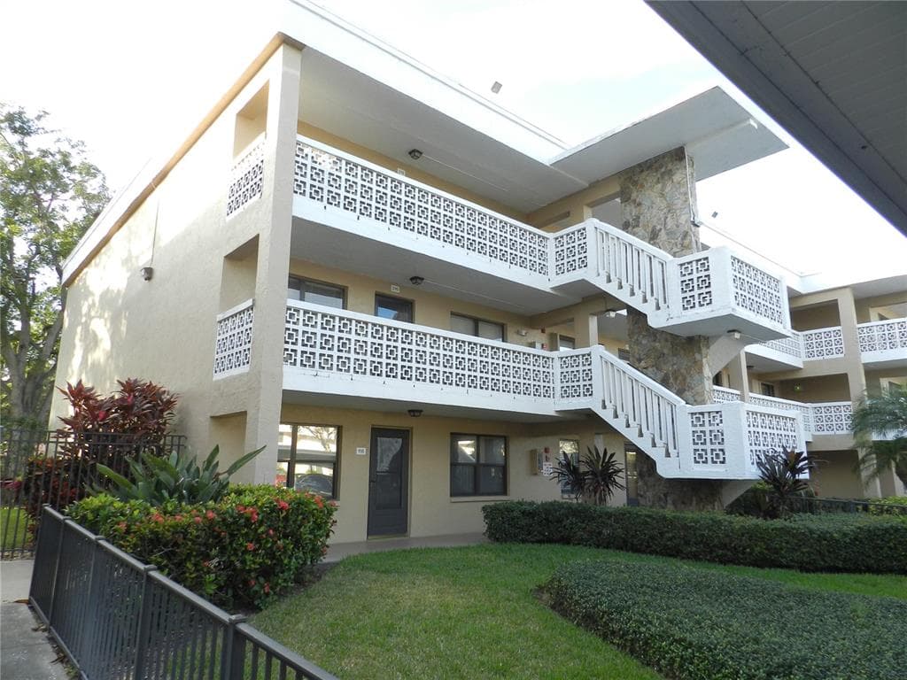 5090 BAY STREET NE UNIT 216 ST PETERSBURG, FL 33703