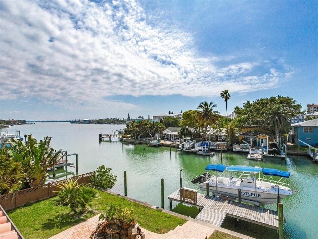 325 140TH AVENUE E MADEIRA BEACH, FL 33708