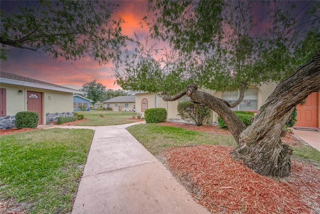401 DORCHESTER PLACE UNIT 52 SUN CITY CENTER, FL 33573