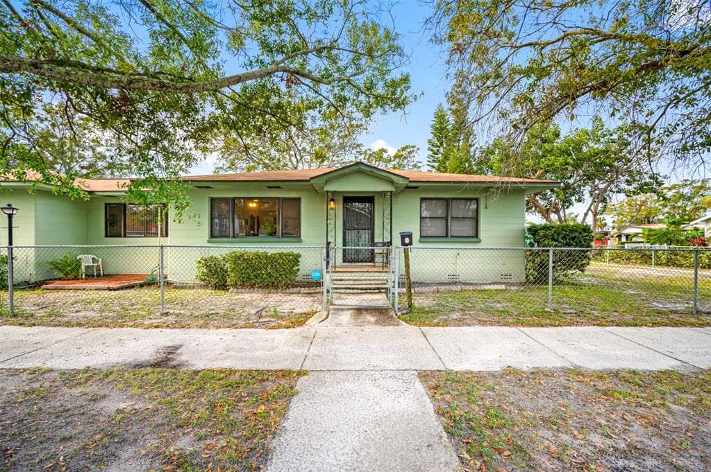 201 27TH STREET S ST PETERSBURG, FL 33712