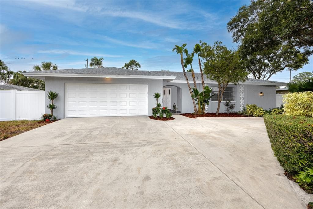 7925 GARDEN DRIVE N ST PETERSBURG, FL 33710