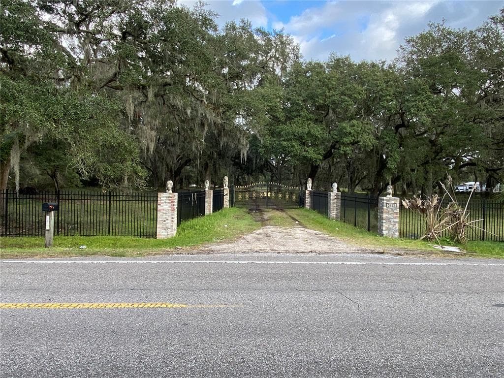 2613 N VALRICO ROAD SEFFNER, FL 33584