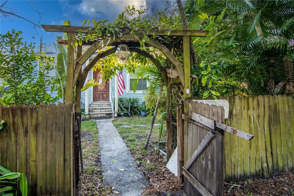 4716 IRIS STREET N ST PETERSBURG, FL 33714