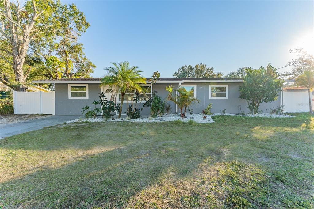 4722 W BAY AVENUE TAMPA, FL 33616