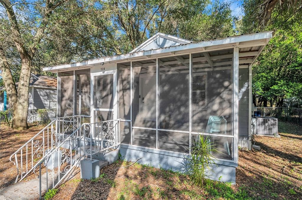 1516 E FRIERSON AVENUE TAMPA, FL 33610
